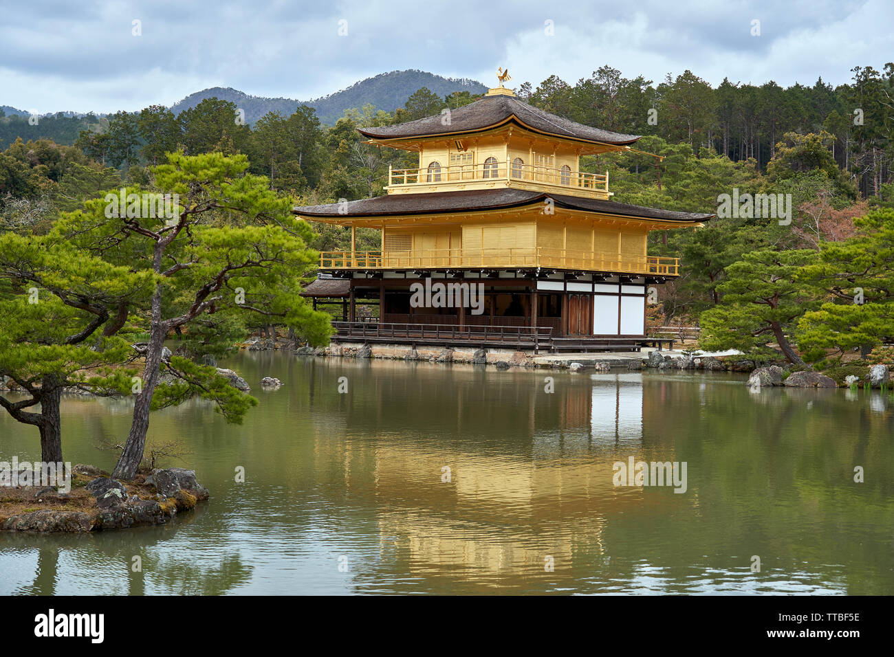 Le pavillon d'or, Kyoto, Japon, avec un reflet dans le lac. Banque D'Images