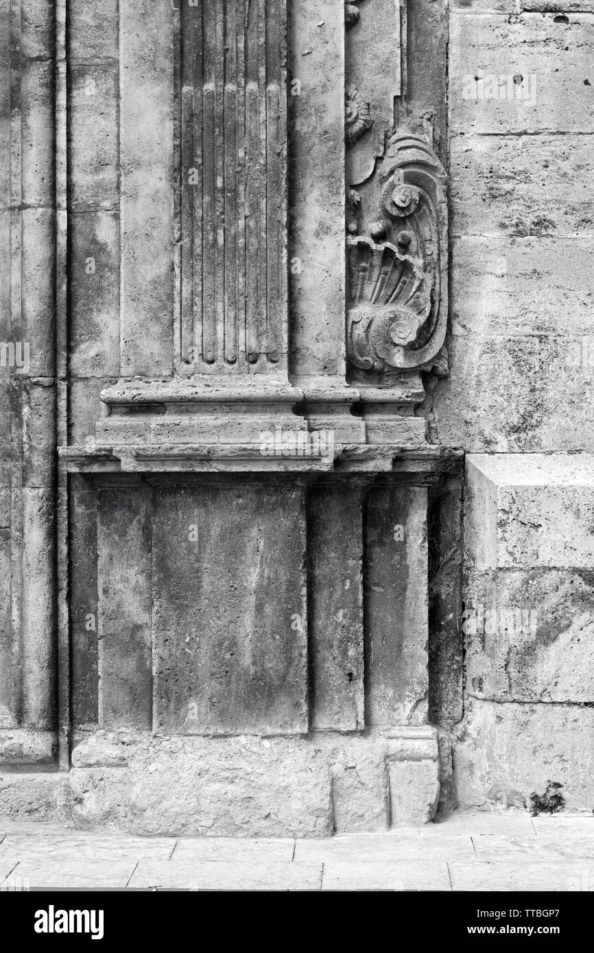 Ancienne église Façade avec les pierres sculptées avec des ornements, la photographie noir et blanc Banque D'Images