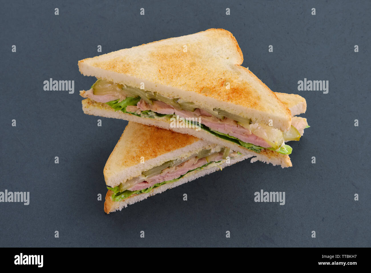 Club sandwich au fromage, jambon, cornichon et la sauce bbq Banque D'Images