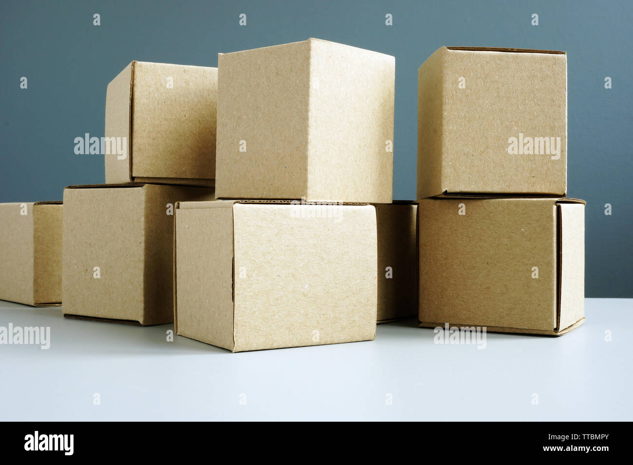 Boîte en carton pour l'Expédition et livraison sur surface. Banque D'Images
