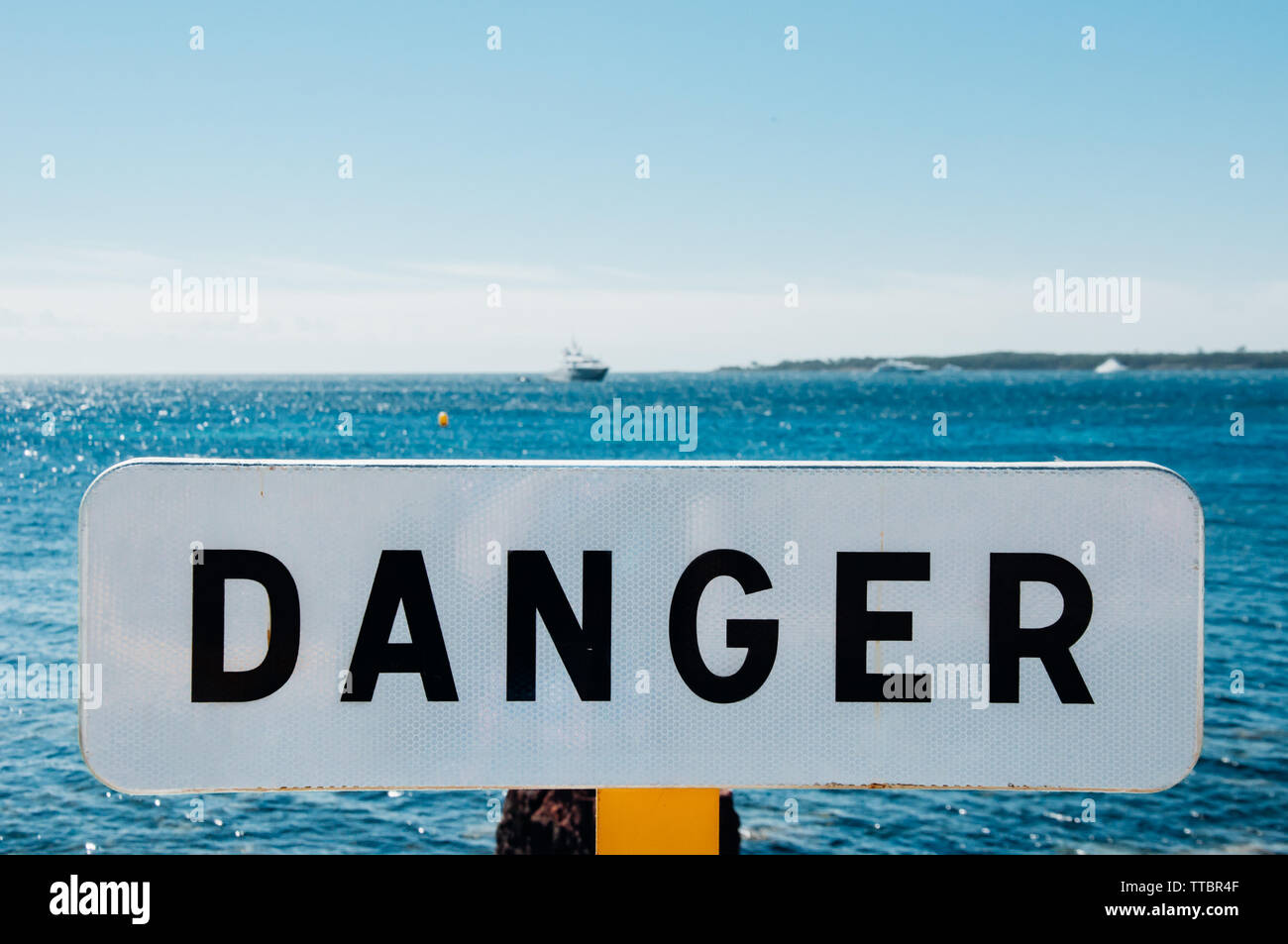 Le signe de danger au-dessus de l'eau à Cannes, France Banque D'Images