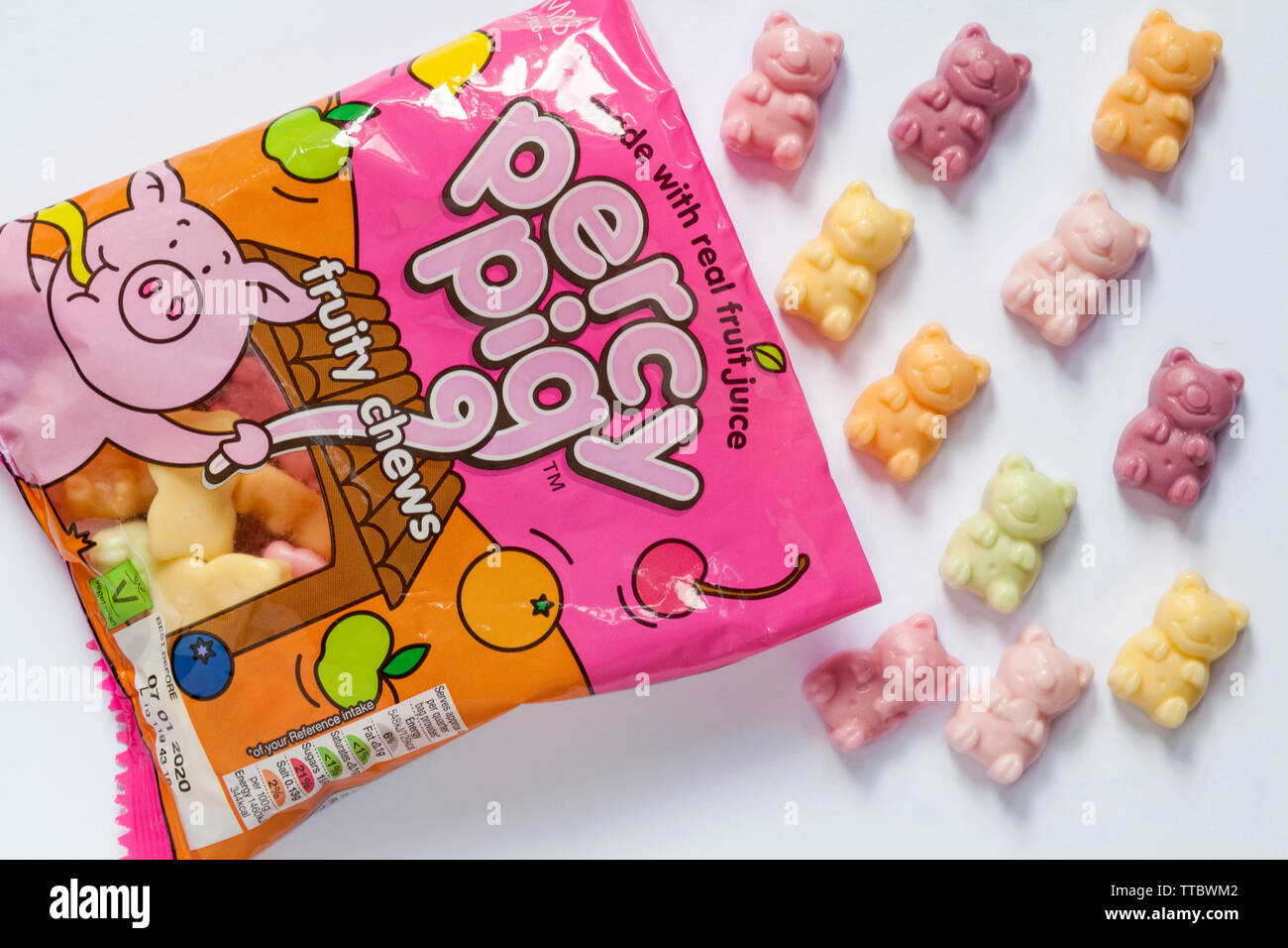 Sac de Marks & Spencer percy pig fruité chews sweets ouvert avec table des matières déversées ensemble renversé sur fond blanc - Percy Pig la saveur de ses fruits bonbons à mâcher Banque D'Images