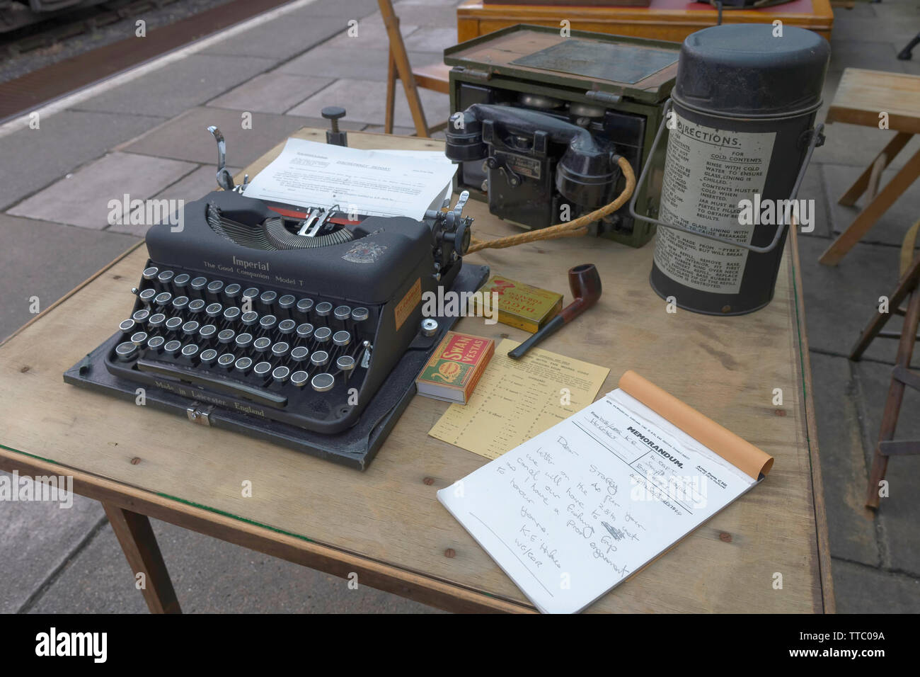 Modèle impérial T Machine à écrire et Téléphone sur le terrain de la RAF sur un bureau Banque D'Images