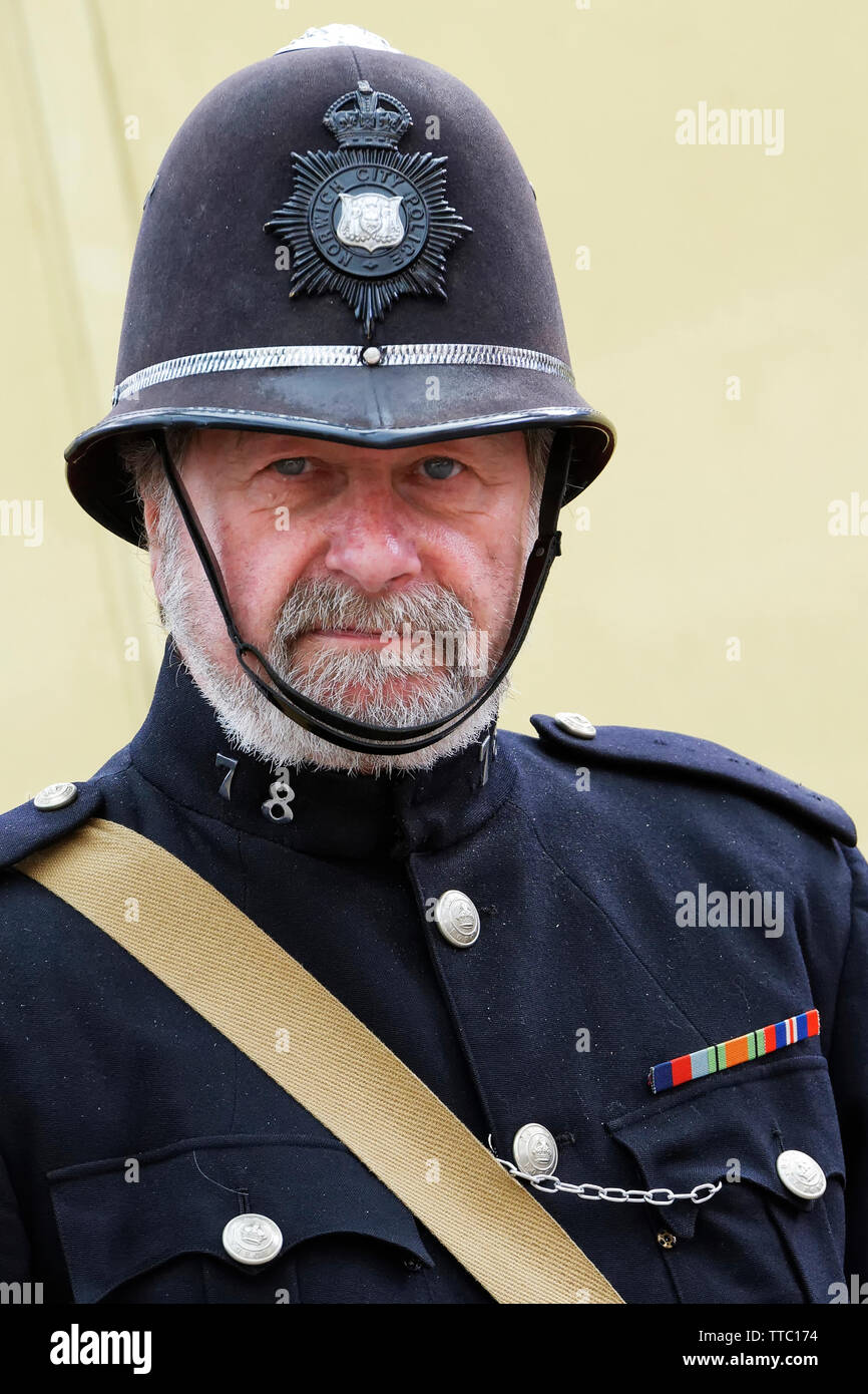 Un reenactor habillé comme un policier britannique de la Seconde Guerre mondiale Banque D'Images