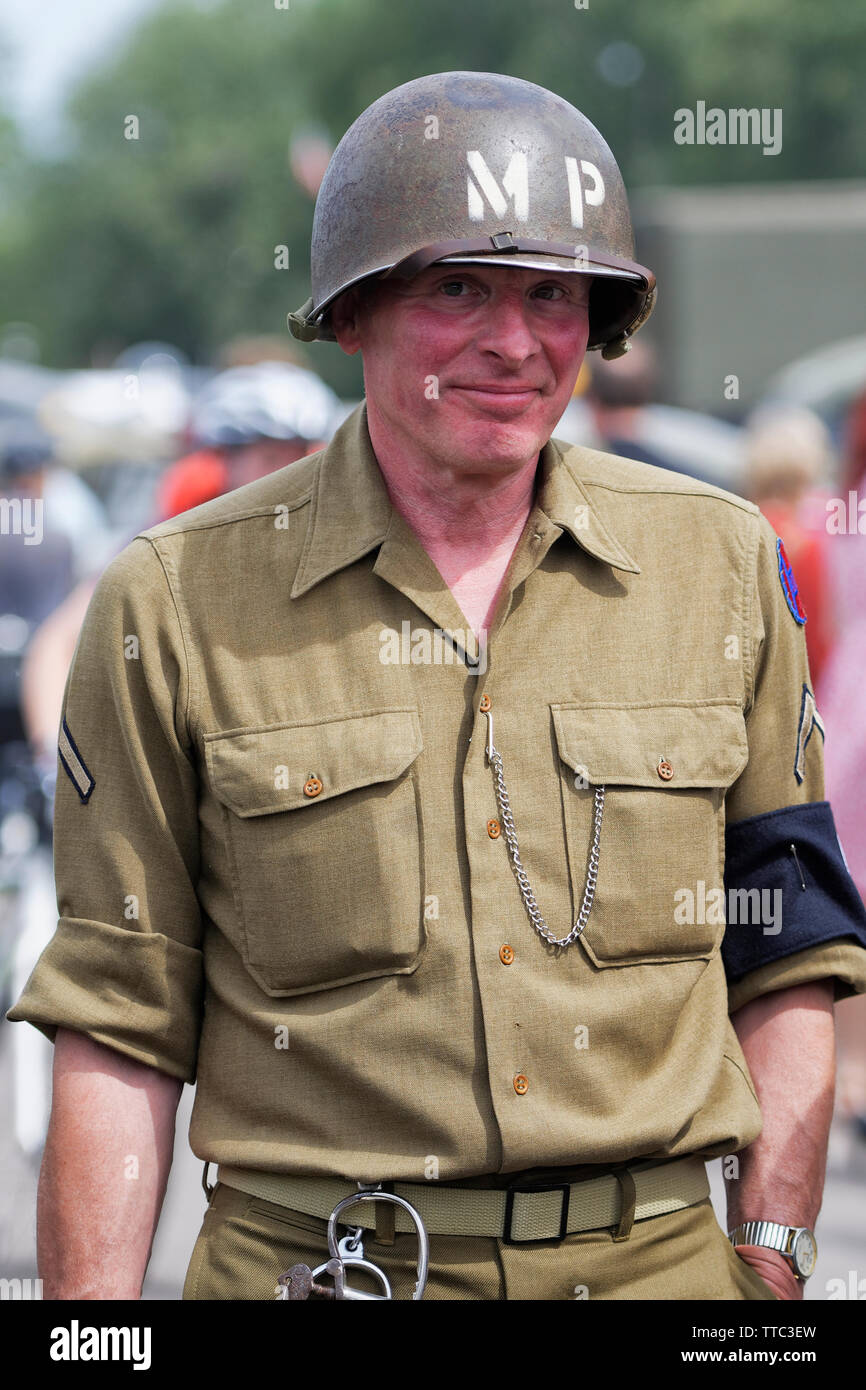 Un reenactor habillé comme un policier militaire américain de la Seconde Guerre mondiale Banque D'Images