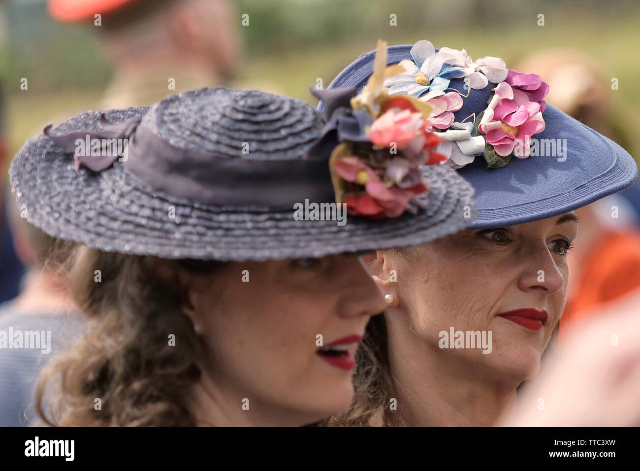 Deux femmes portant des chapeaux Banque D'Images