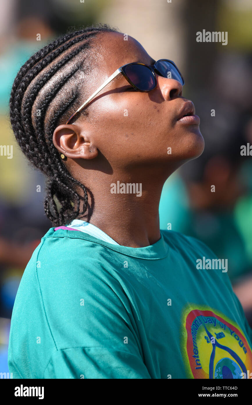 Plage du Nord, Durban, Afrique du Sud. 16 juin 2019. Les Yogis se rassemblent à la North Beach Durban pour célébrer la Journée Internationale de Yoga (officiellement en juin21) le dimanche 16 juin. Le 16 juin est aussi la fête des pères, ainsi que de la jeunesse en Afrique du Sud. Credit : Jonathan Oberholster/Alamy Live News Banque D'Images