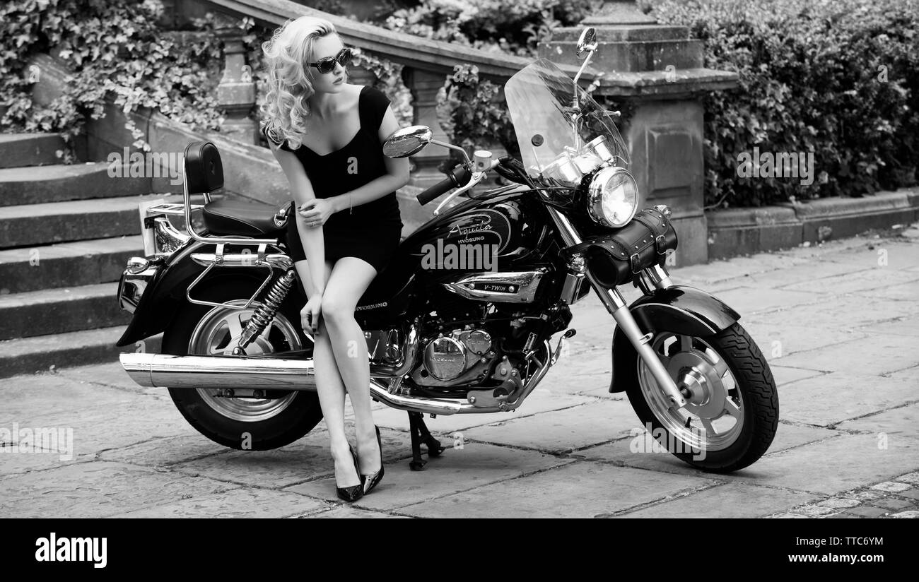 Fille blonde était assis sur une moto Banque D'Images