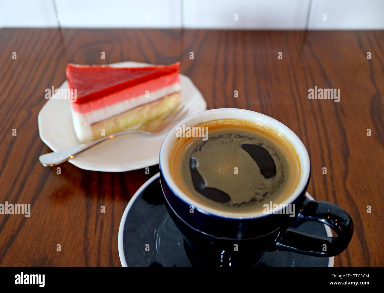 Tasse De Cafe Chaud Sur La Table En Bois Avec Une Tranche De Gateau Mousse Aux Framboises En Arriere Plan Photo Stock Alamy