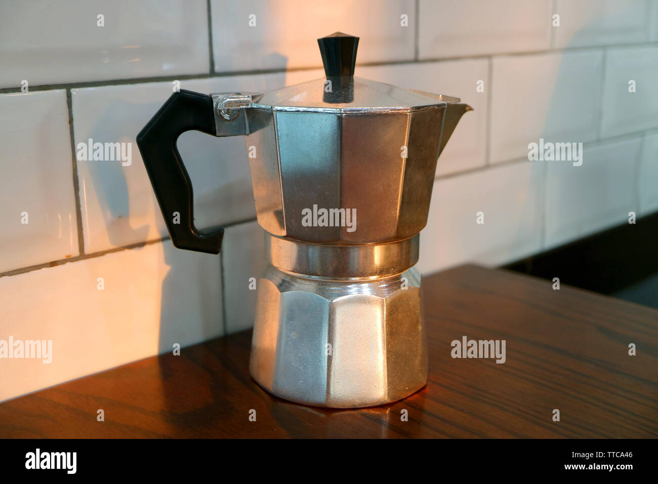 Café Moka Pot isolé sur la table en bois de la cuisine Banque D'Images