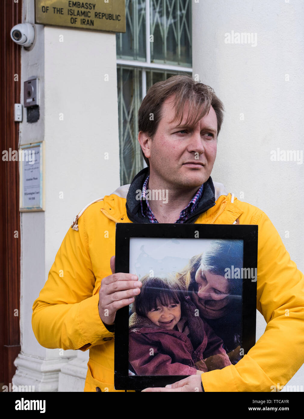 Londres, Royaume-Uni. 16 juin 2019. Richard Ratcliffe, mari de Nazanin Zaghari Ratcliffe qui est en prison en Iran, la tenue d'une grève de la faim et de protestation pour demander la libération immédiate de sa femme, à l'extérieur de l'ambassade d'Iran tenant une photo de Nazanin et leur fille Gabriella. Credit : ernesto rogata/Alamy Live News Banque D'Images