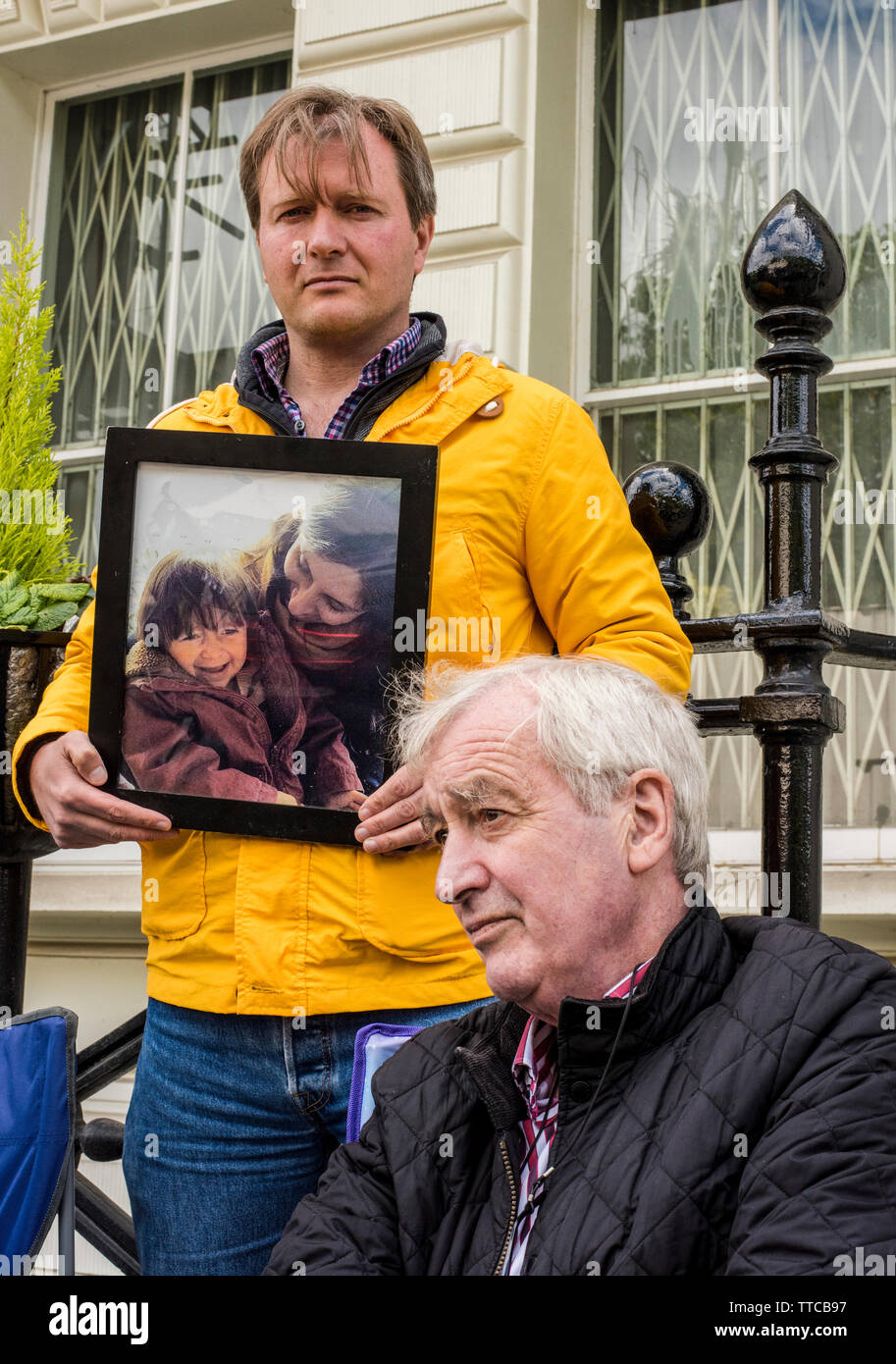 Londres, Royaume-Uni. 16 juin 2019. Richard Ratcliffe, mari de Nazanin Zaghari Ratcliffe qui est en prison en Iran, la tenue d'une grève de la faim et de protestation pour demander la libération immédiate de sa femme - et son père à l'extérieur de l'ambassade d'Iran. Credit : ernesto rogata/Alamy Live News Banque D'Images