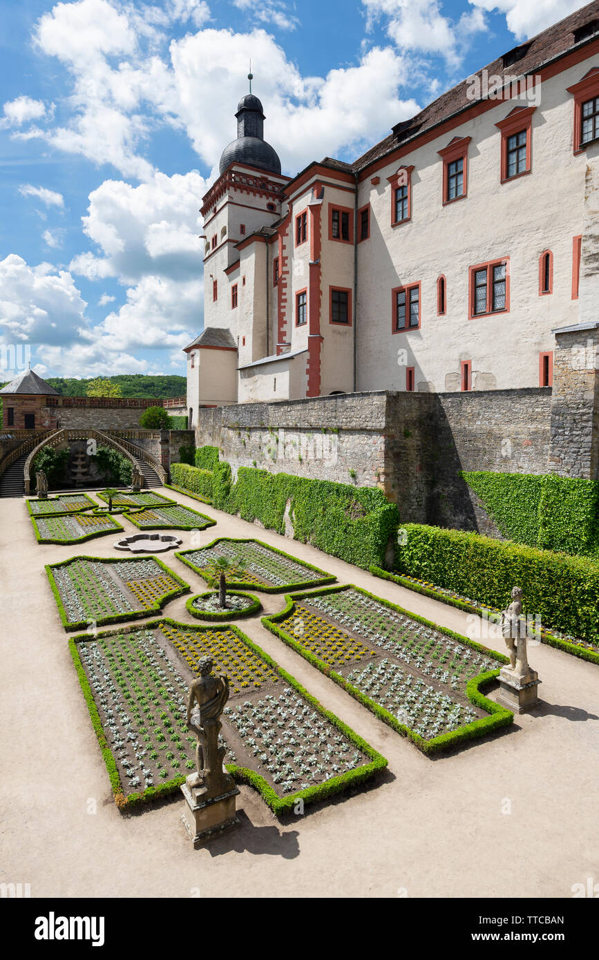 Vue sur le jardin de style Renaissance appelé Fürstengarten sur la forteresse Marienberg, Würzburg, Allemagne Banque D'Images