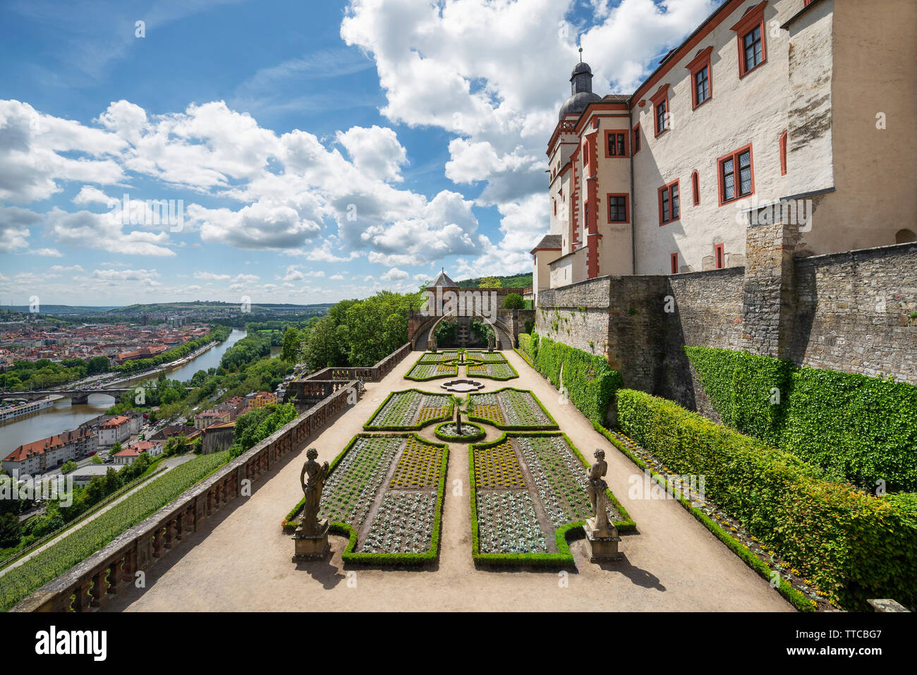 Vue sur la ville de Würzburg et de main de style Renaissance jardin appelé Fürstengarten sur la forteresse Marienberg, Würzburg, Allemagne Banque D'Images