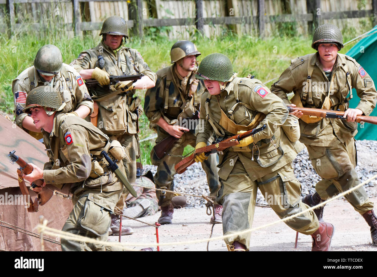 Six participants déguisés en soldats de l'Armée U.S 82nd Airborne "tous Américains" en marche Banque D'Images