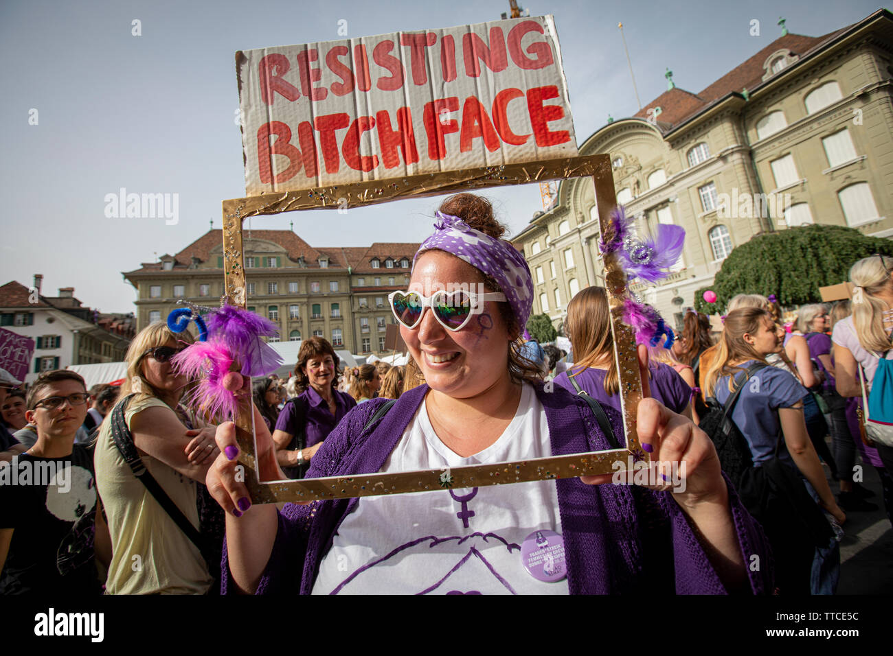 Jasmin (30) depuis Berne habillé en "sisting bitchface'dans une marche pour les droits des femmes en berne. L'Frauenstreik - Femmes - Grève a un nombre record de femmes à la rue dans toutes les grandes villes de Suisse. Dans la capitale Berne, plus de 40.000 ont défilé dans la ville jusqu'à se battre pour l'égalité des sexes. Banque D'Images