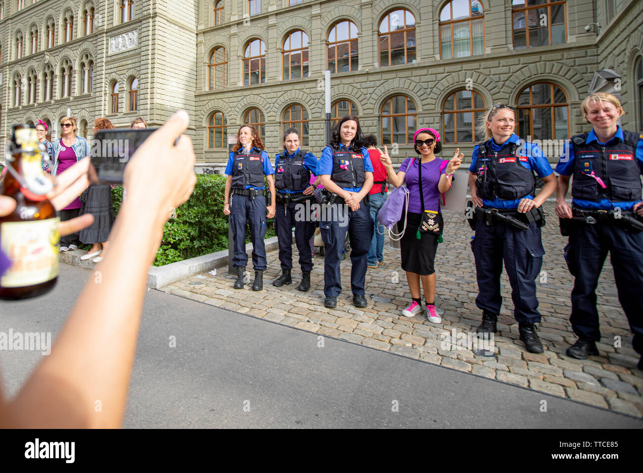 Au cours de la marche le vendredi seulement femmes officiers de police ont été affichés le long de la route de mars. L'Frauenstreik - Femmes - Grève a un nombre record de femmes à la rue dans toutes les grandes villes de Suisse. Dans la capitale Berne, plus de 40.000 ont défilé dans la ville jusqu'à se battre pour l'égalité des sexes. Banque D'Images