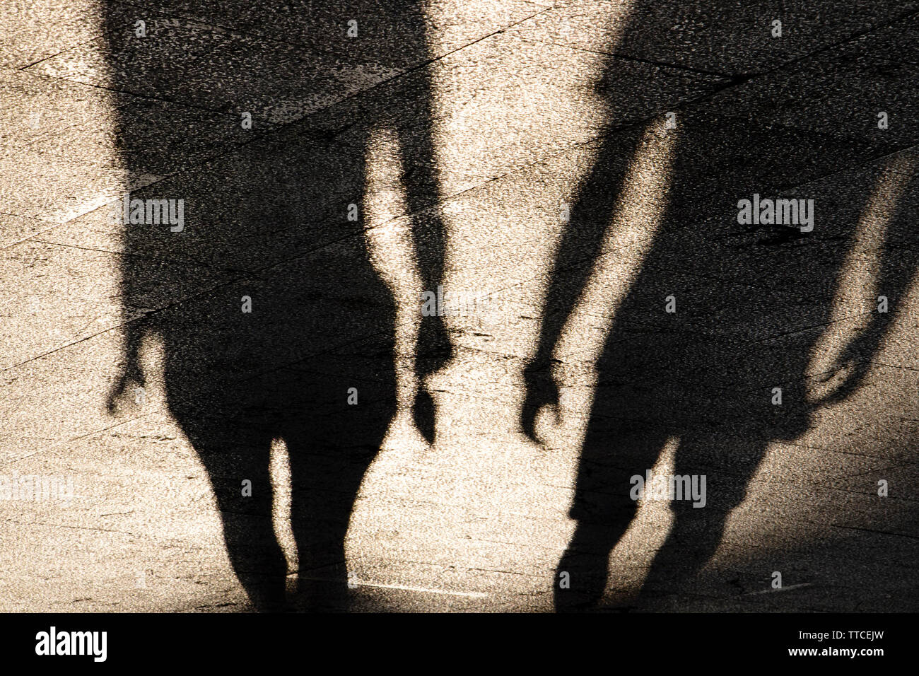 Silhouettes d'ombres young man and woman standing on été, promenade en sépia Noir et blanc Banque D'Images