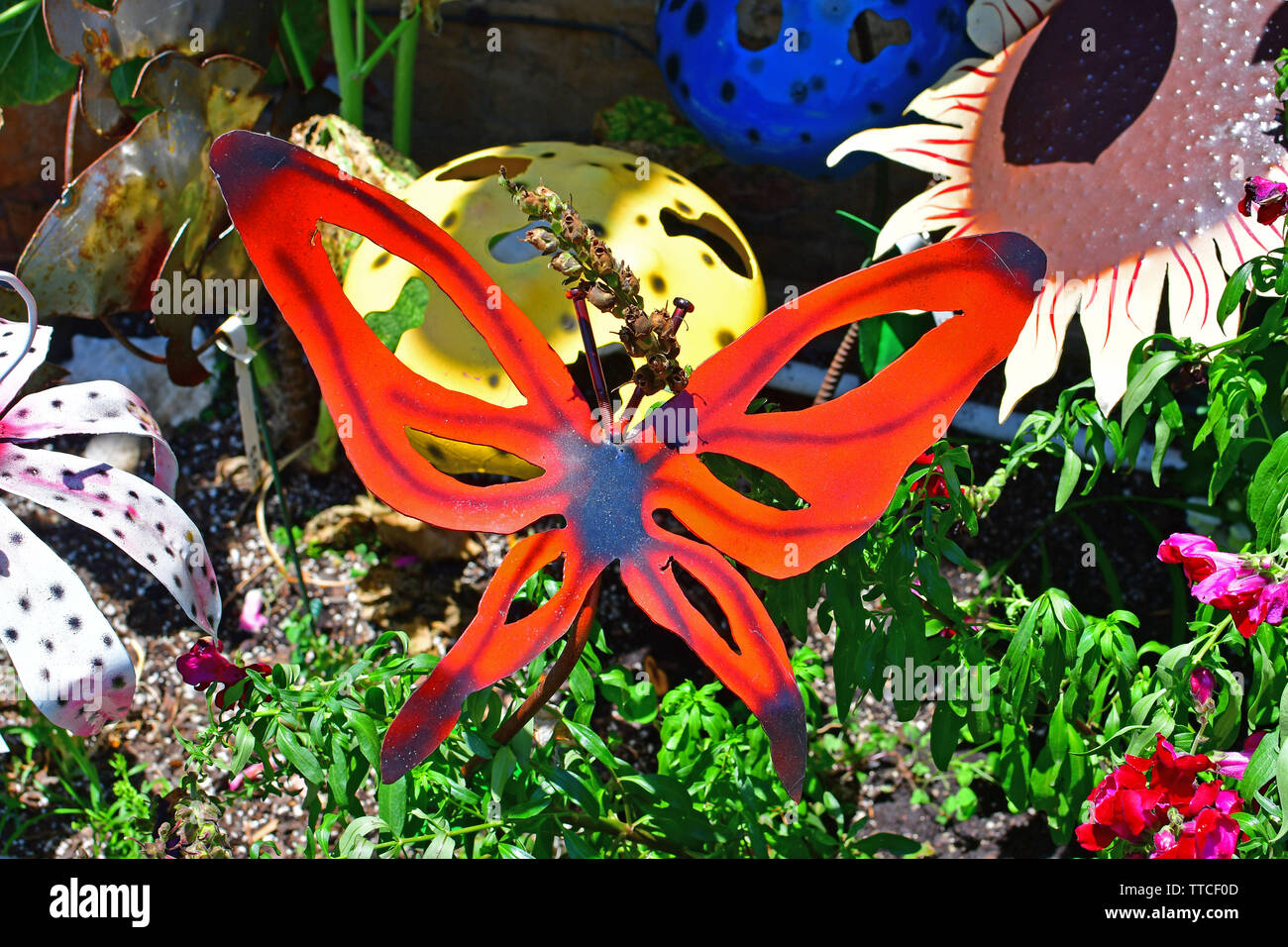 Papillon en métal et pièces d'art floral Banque D'Images