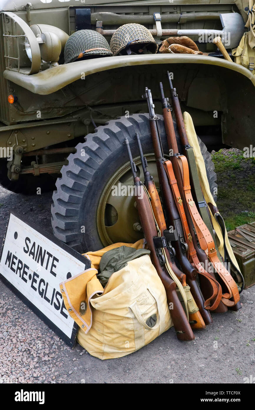 Les Fusils de l'armée américaine en appui sur la roue d'une Jeep Banque D'Images