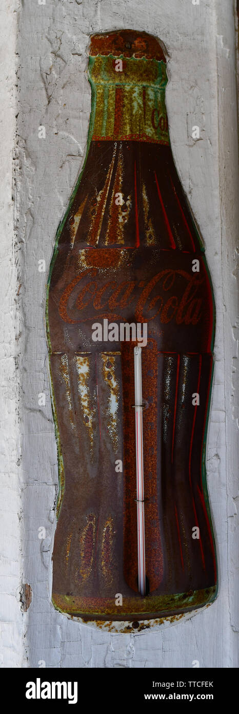 Vintage décolorée thermomètre Coca-Cola annonce dans une quincaillerie Banque D'Images