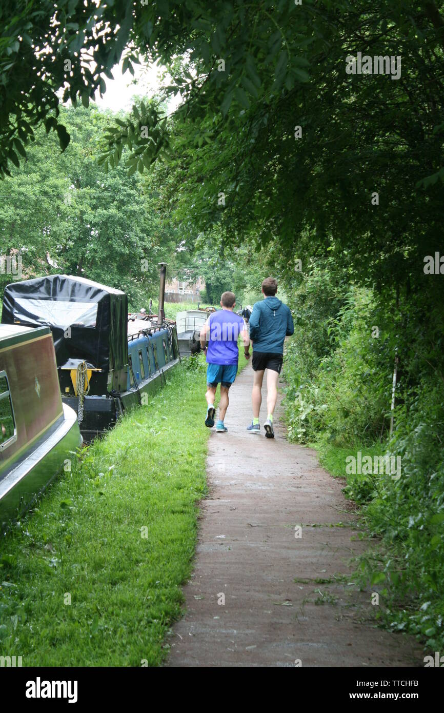 Paire de coureurs sur le chemin de halage du canal de Trent et Mersey à Stone, Staffordshire Banque D'Images