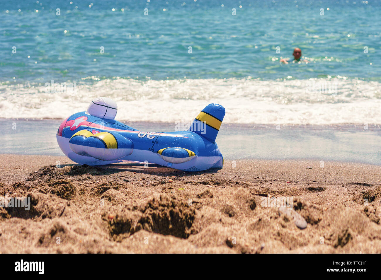 Fond d'été chaud avec seashore et cercle gonflable flottant. Banque D'Images