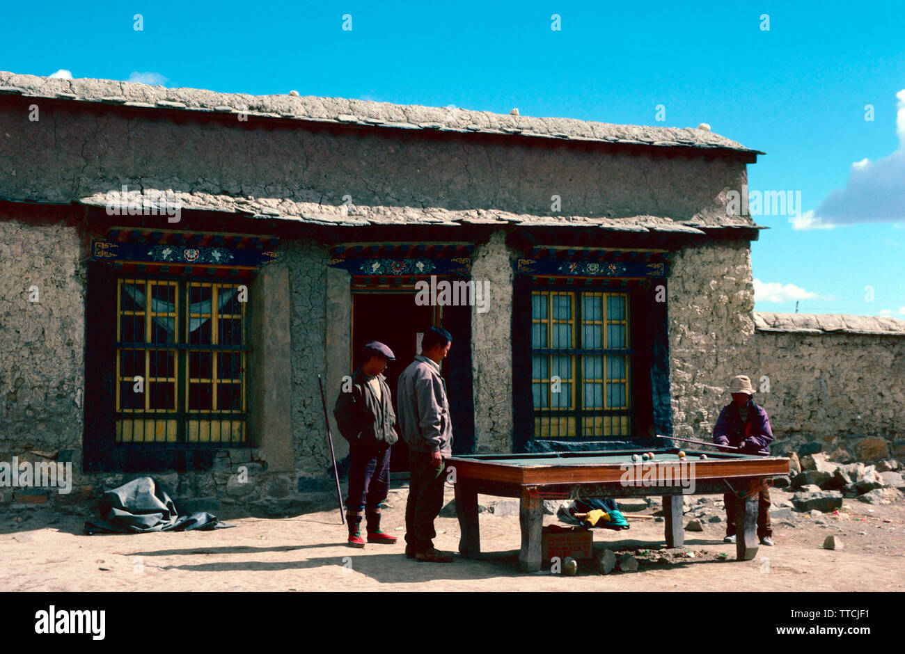 En jouant au billard dans la rue,Shelkar,Tibet Banque D'Images