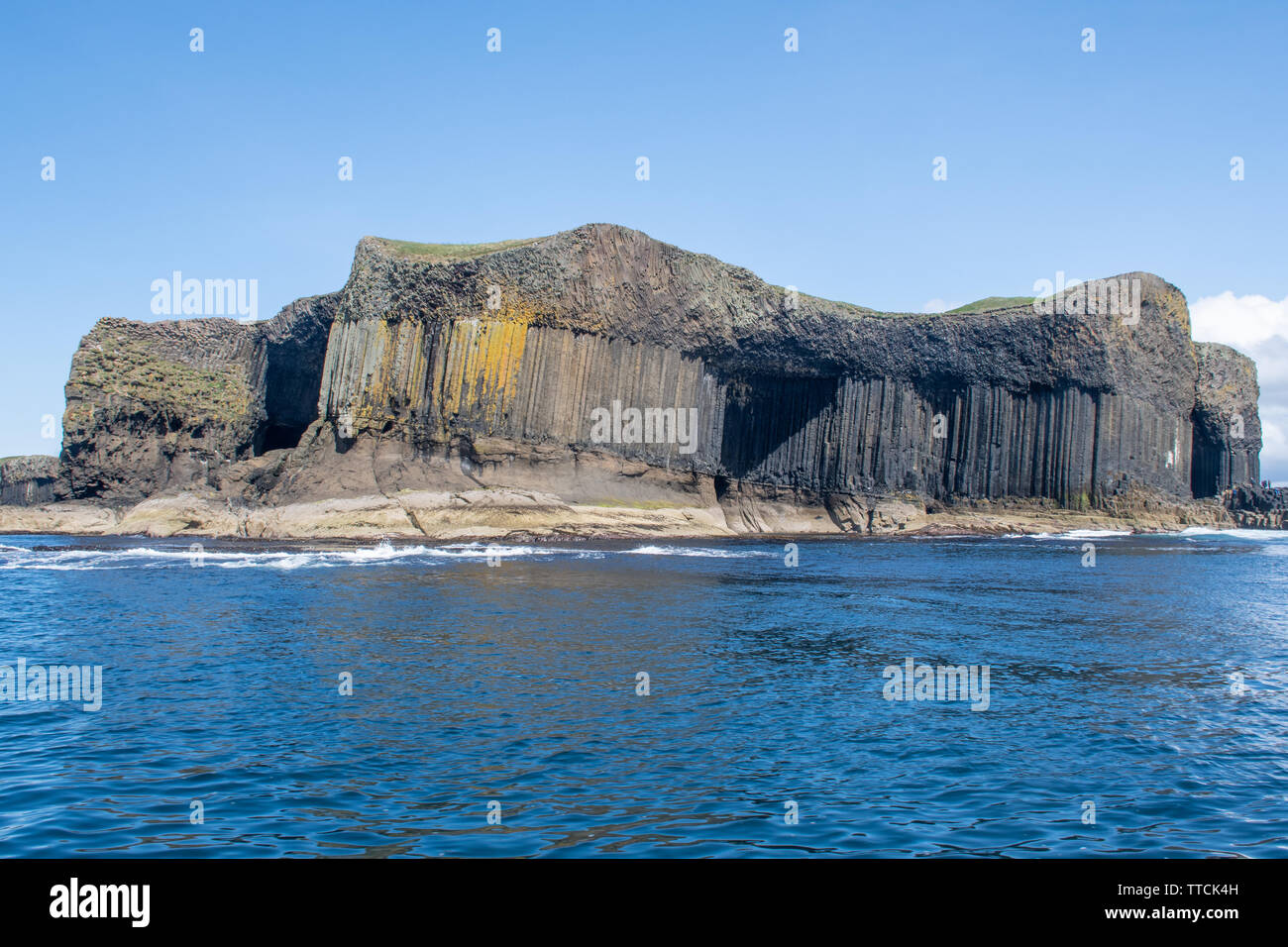 L'île de Staffa vue de mer Banque D'Images