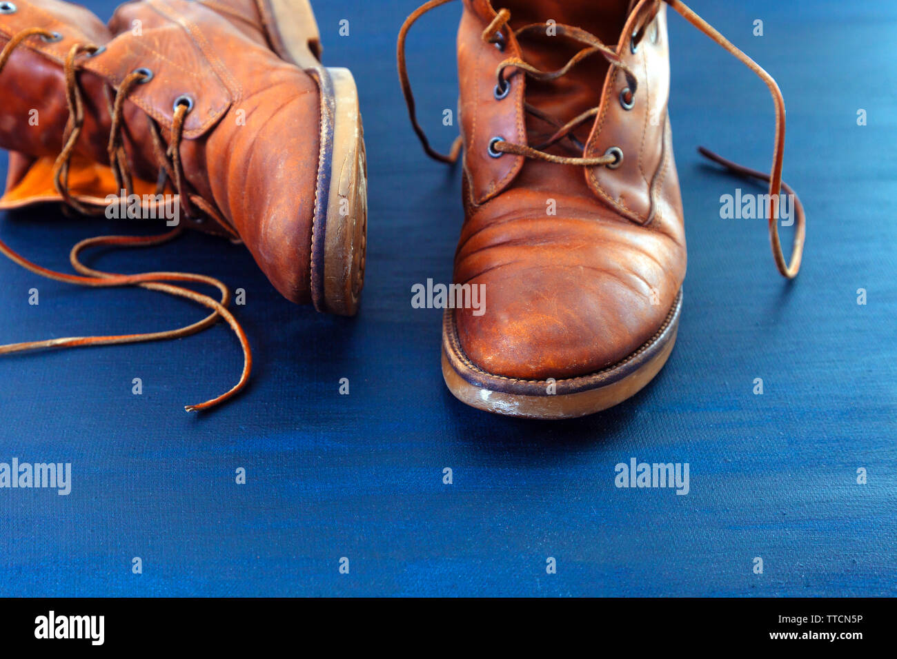 Old Red high shoes sale sur fond bleu. Old school vintage porté des bottes  avec lacets en cuir Photo Stock - Alamy