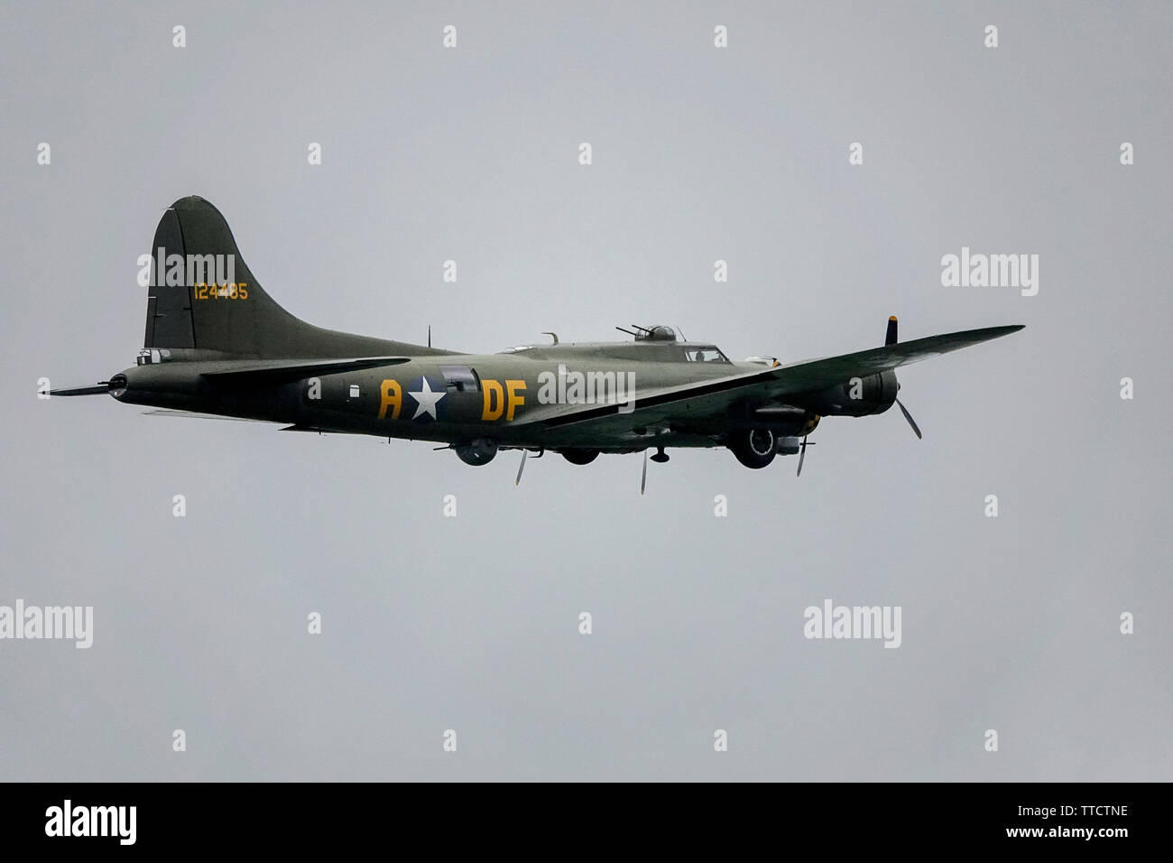 Dunsfold route commune, Dunsfold. 16 juin 2018. Le dernier air show a eu lieu à Dunsfold aérodrome aujourd'hui. Vu d'avion Dunsfold village comme ils ont pris part à l'acrobatie. Credit : james jagger/Alamy Live News Banque D'Images