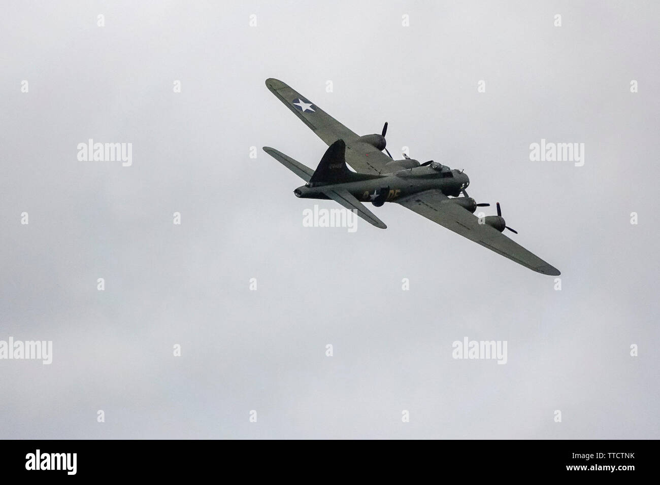 Dunsfold route commune, Dunsfold. 16 juin 2018. Le dernier air show a eu lieu à Dunsfold aérodrome aujourd'hui. Vu d'avion Dunsfold village comme ils ont pris part à l'acrobatie. Credit : james jagger/Alamy Live News Banque D'Images