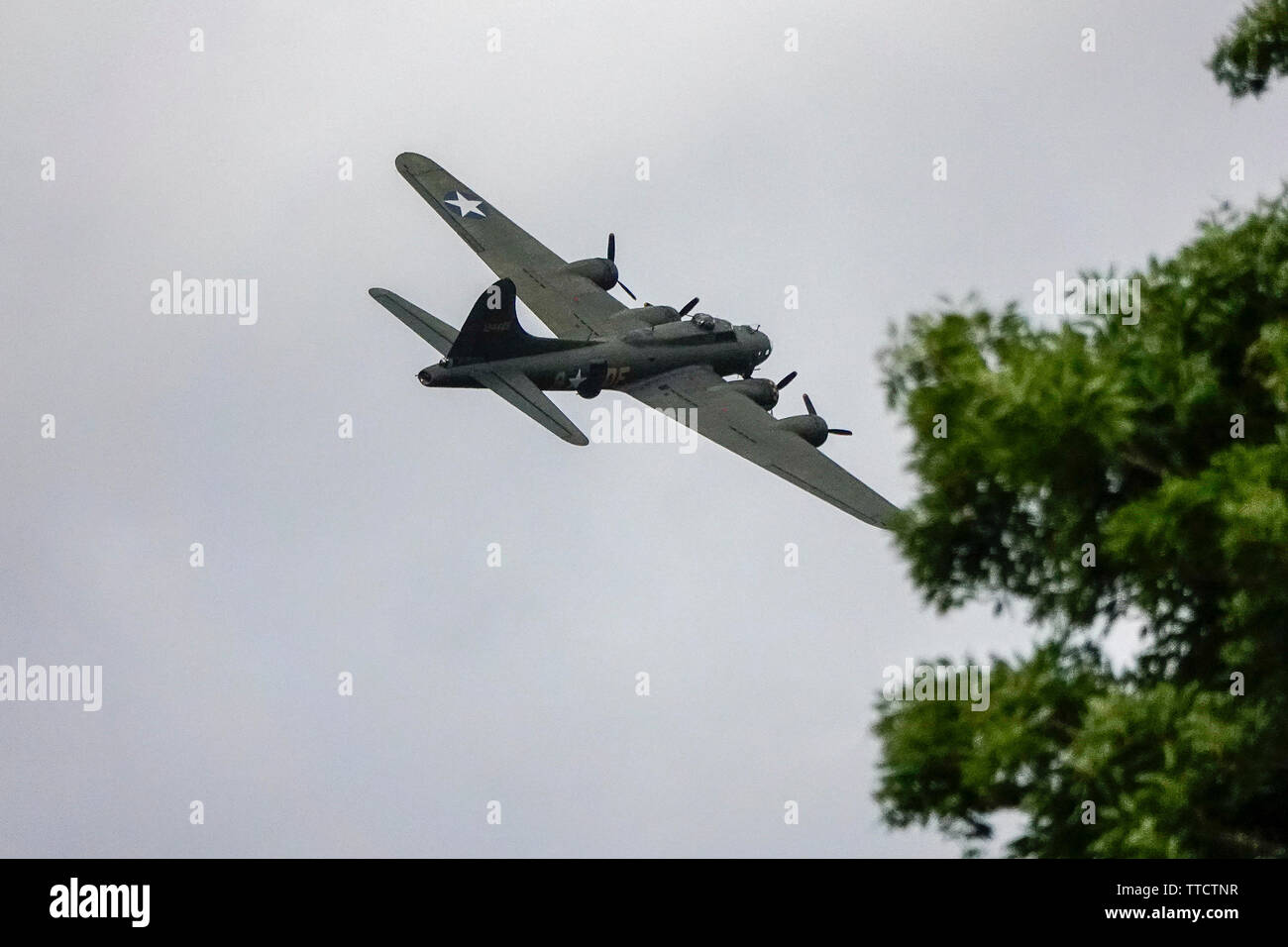 Dunsfold route commune, Dunsfold. 16 juin 2018. Le dernier air show a eu lieu à Dunsfold aérodrome aujourd'hui. Vu d'avion Dunsfold village comme ils ont pris part à l'acrobatie. Credit : james jagger/Alamy Live News Banque D'Images