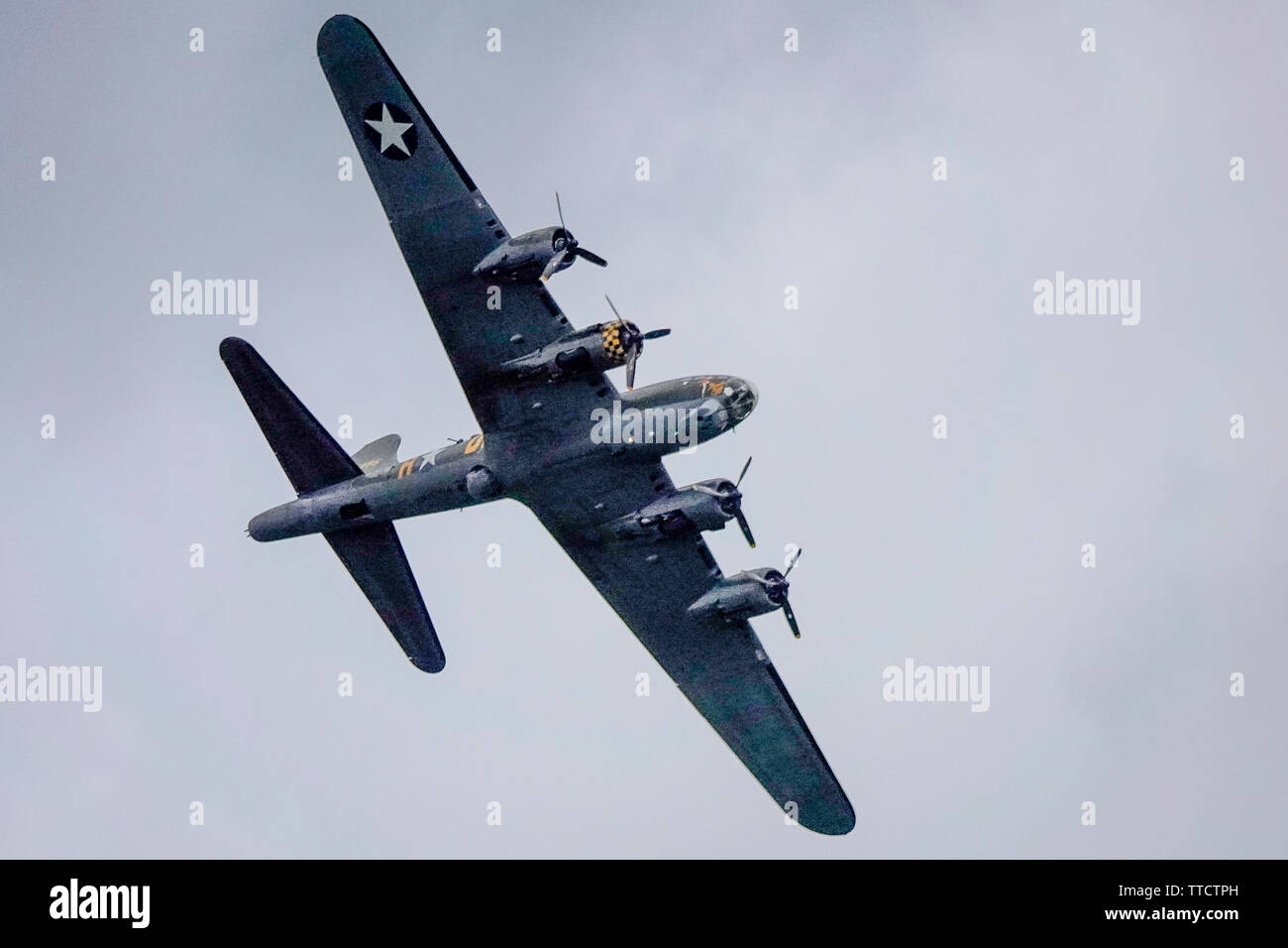 Dunsfold route commune, Dunsfold. 16 juin 2018. Le dernier air show a eu lieu à Dunsfold aérodrome aujourd'hui. Vu d'avion Dunsfold village comme ils ont pris part à l'acrobatie. Credit : james jagger/Alamy Live News Banque D'Images
