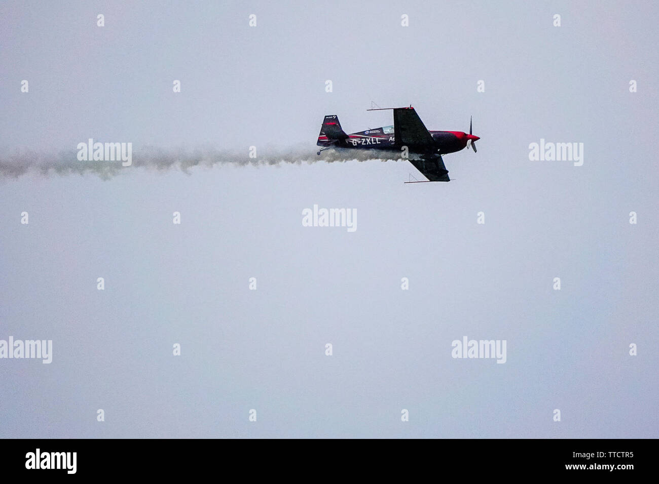 Dunsfold route commune, Dunsfold. 16 juin 2018. Le dernier air show a eu lieu à Dunsfold aérodrome aujourd'hui. Vu d'avion Dunsfold village comme ils ont pris part à l'acrobatie. Credit : james jagger/Alamy Live News Banque D'Images