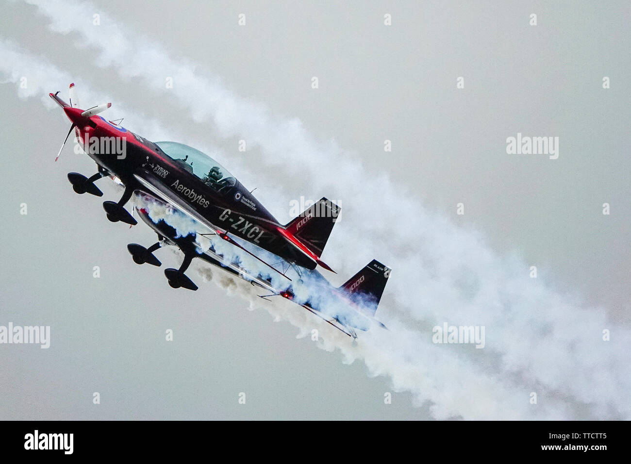 Dunsfold route commune, Dunsfold. 16 juin 2018. Le dernier air show a eu lieu à Dunsfold aérodrome aujourd'hui. Vu d'avion Dunsfold village comme ils ont pris part à l'acrobatie. Credit : james jagger/Alamy Live News Banque D'Images