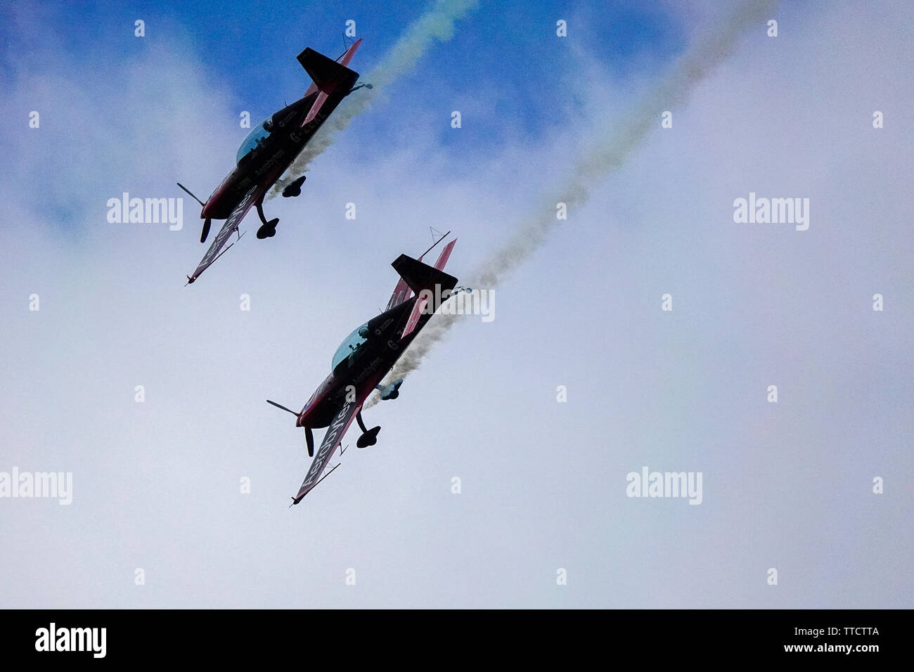 Dunsfold route commune, Dunsfold. 16 juin 2018. Le dernier air show a eu lieu à Dunsfold aérodrome aujourd'hui. Vu d'avion Dunsfold village comme ils ont pris part à l'acrobatie. Credit : james jagger/Alamy Live News Banque D'Images