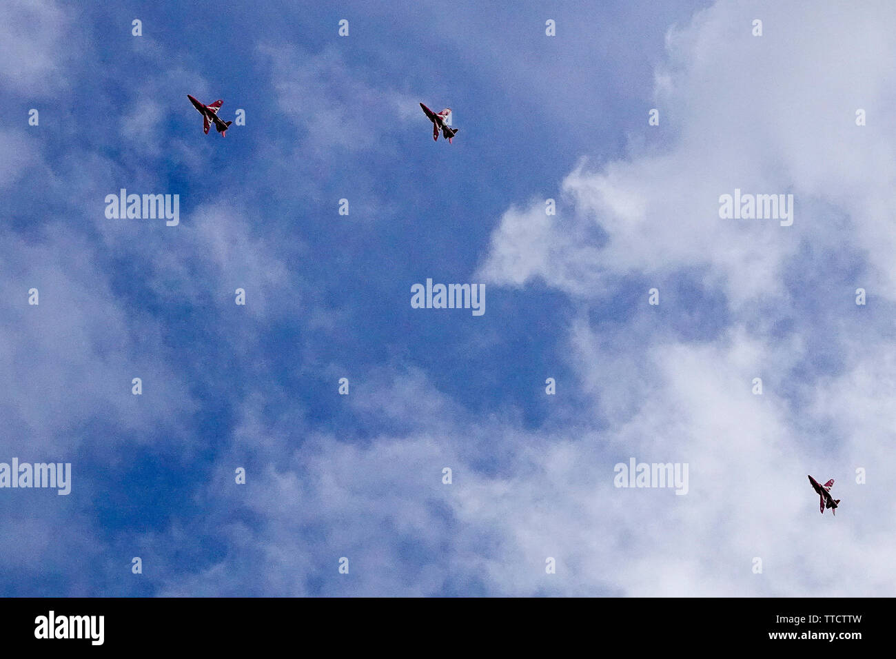 Dunsfold route commune, Dunsfold. 16 juin 2018. Le dernier air show a eu lieu à Dunsfold aérodrome aujourd'hui. Vu d'avion Dunsfold village comme ils ont pris part à l'acrobatie. Banque D'Images