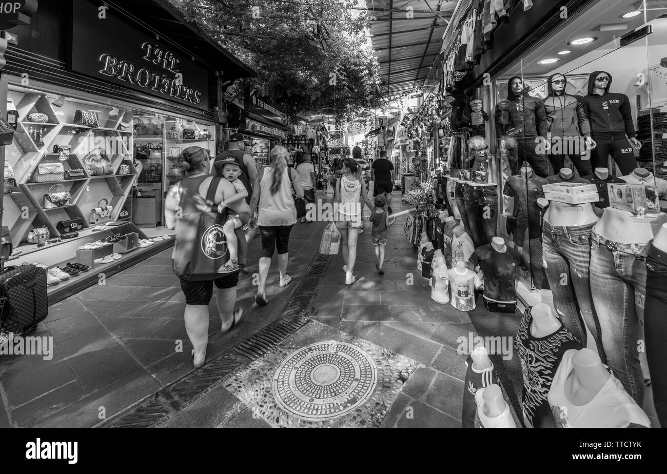 Les gens à travers le monde. Penseurs, joyeux, touristes, habitants, indifférente, différentes, de nombreux voyageurs, concerné,. En un seul endroit. Physique. Pas Banque D'Images