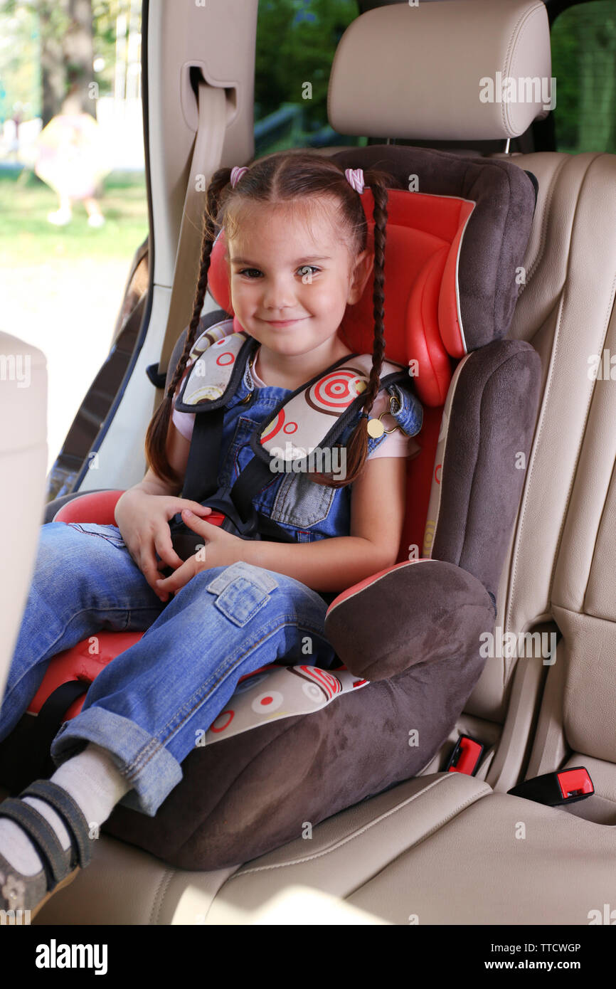 Jolie petite fille assise dans la voiture Banque D'Images