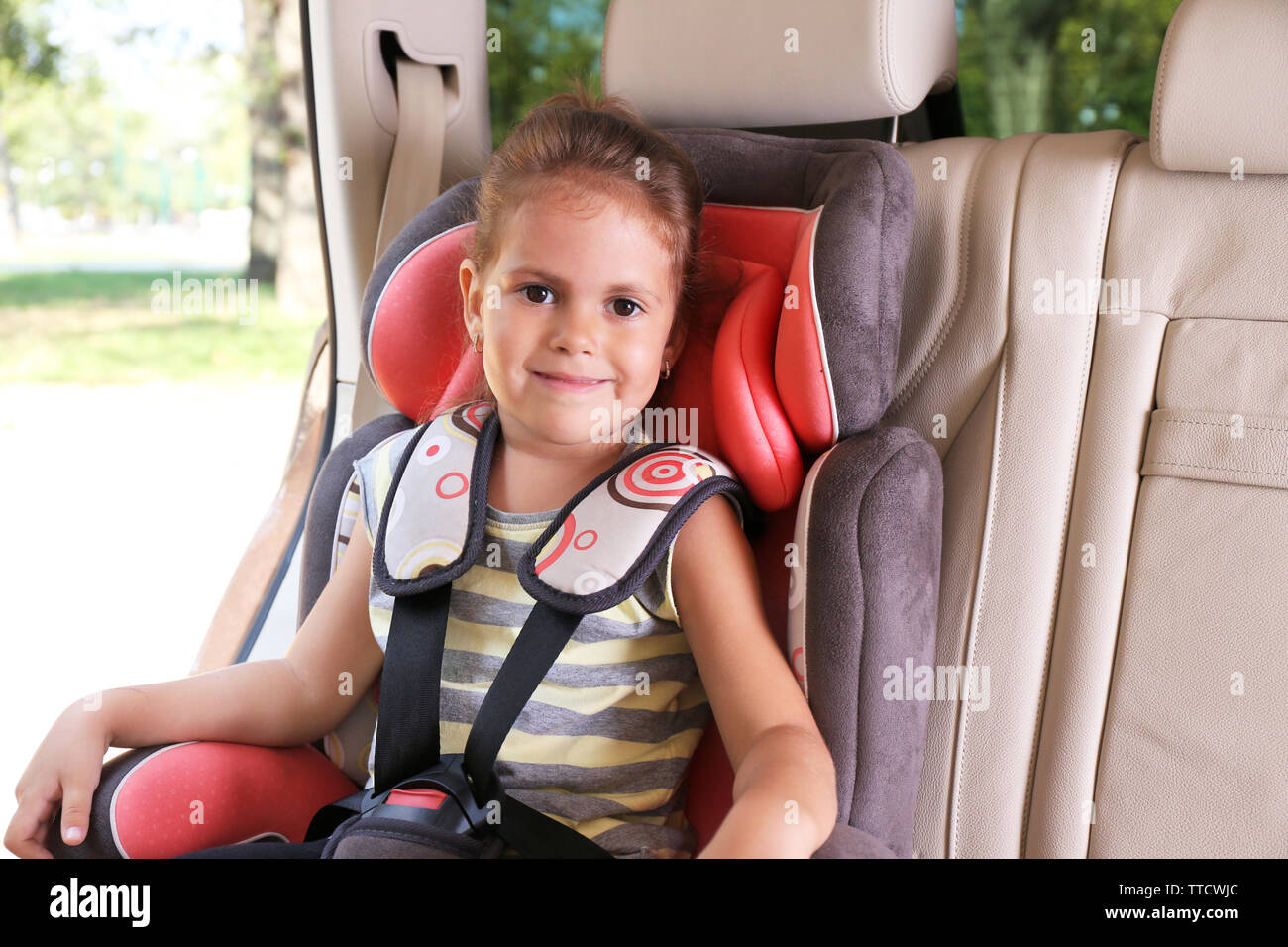 Adorable petite fille dans la voiture Banque D'Images