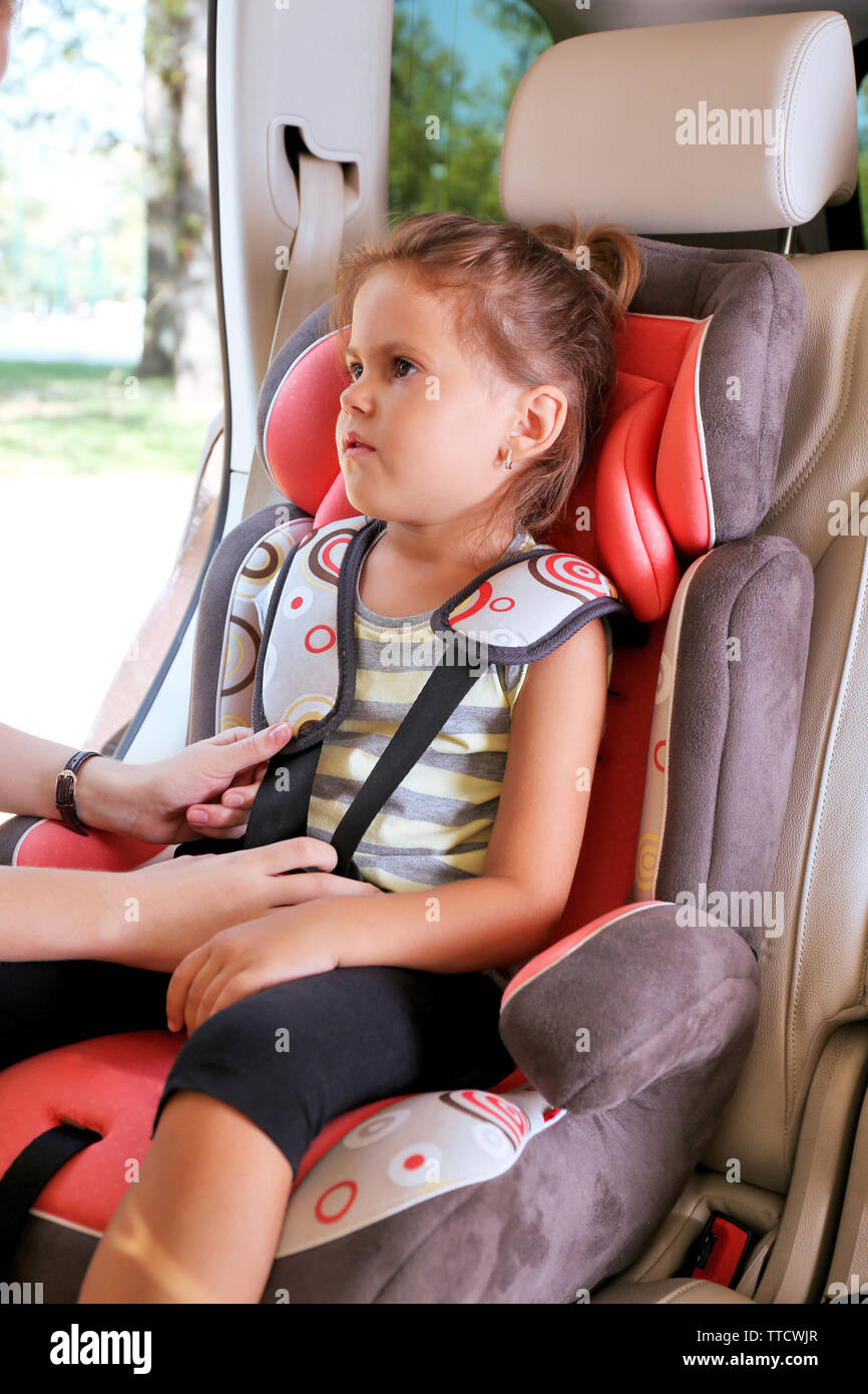 Adorable petite fille dans la voiture Banque D'Images