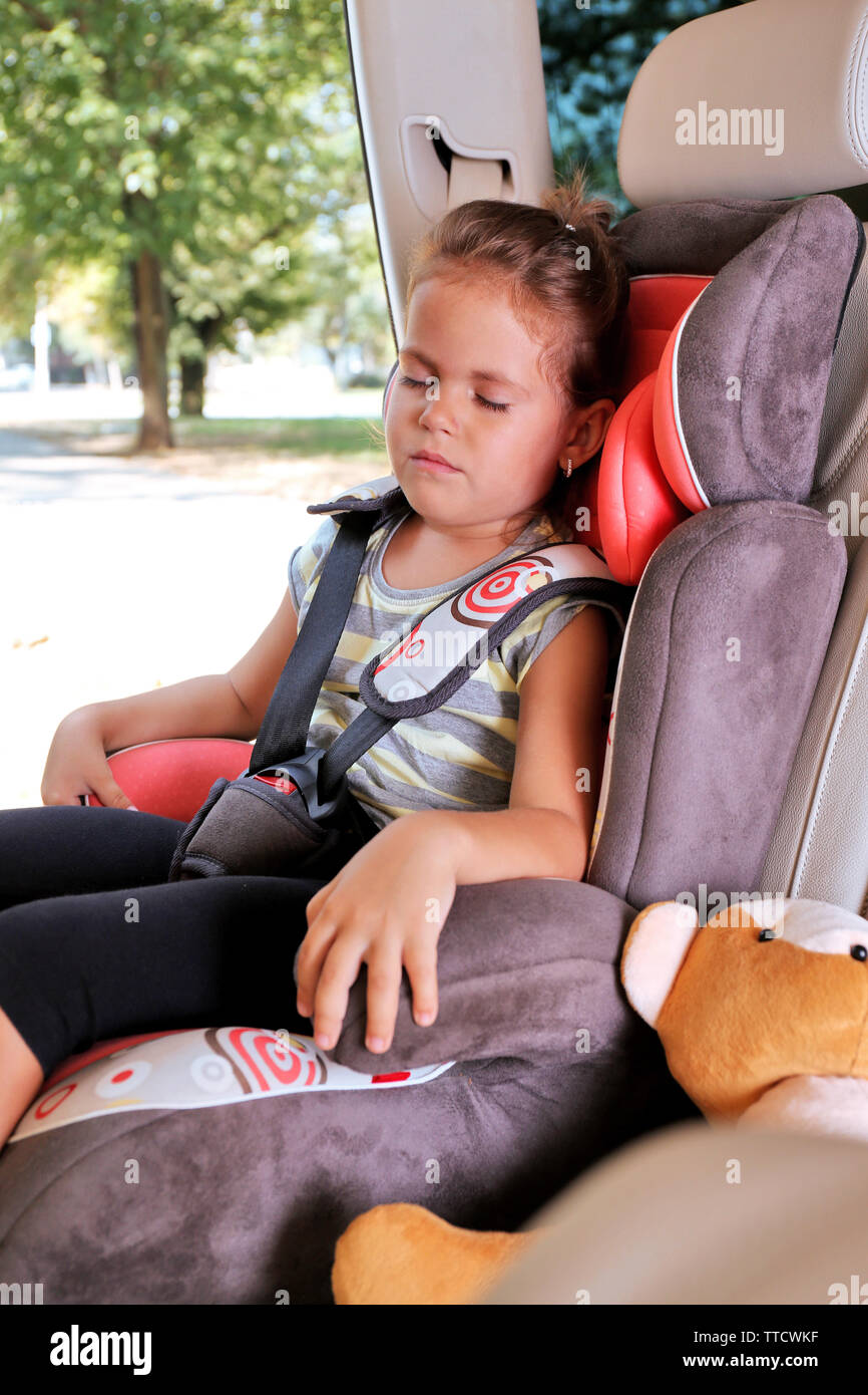 Adorable petite fille dormir dans la voiture Banque D'Images