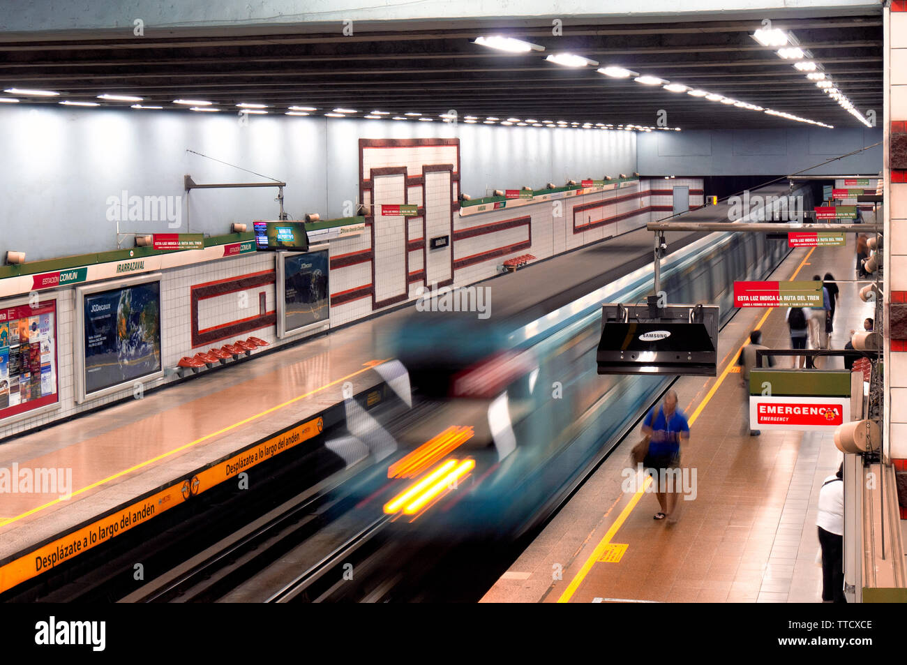 SANTIAGO, CHILI - Février 2017 : Un service de métro de Santiago train station Irarrázaval, ligne 5 Banque D'Images