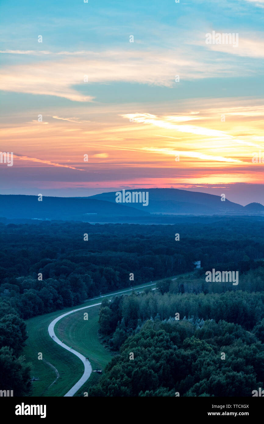Coucher de soleil depuis le pont d'OVNIS dans la région de Bratislava, Slovaquie Banque D'Images