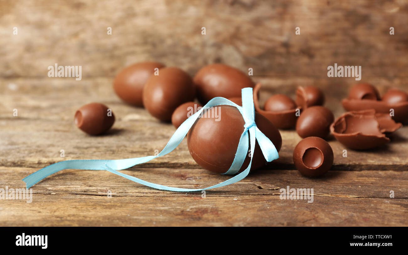 Oeufs de Pâques en chocolat sur fond de bois Banque D'Images