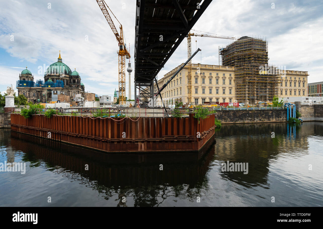 Berlin, Allemagne. 16 Juin, 2019. Voir de nouveaux super Forum Humboldt museum en construction à Museumsinsel à Berlin. Le Stadtschloss reconstruit abritera le nouveau musée. Le coût du projet est estimé à Û600m et il a été annoncé que ne s'ouvre pas cette année comme prévu. Il s'ouvre en 2020. Credit : Iain Masterton/Alamy Live News Banque D'Images