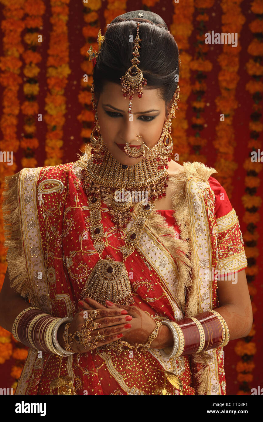 Mariée indienne en robe de mariage traditionnelle Photo Stock - Alamy