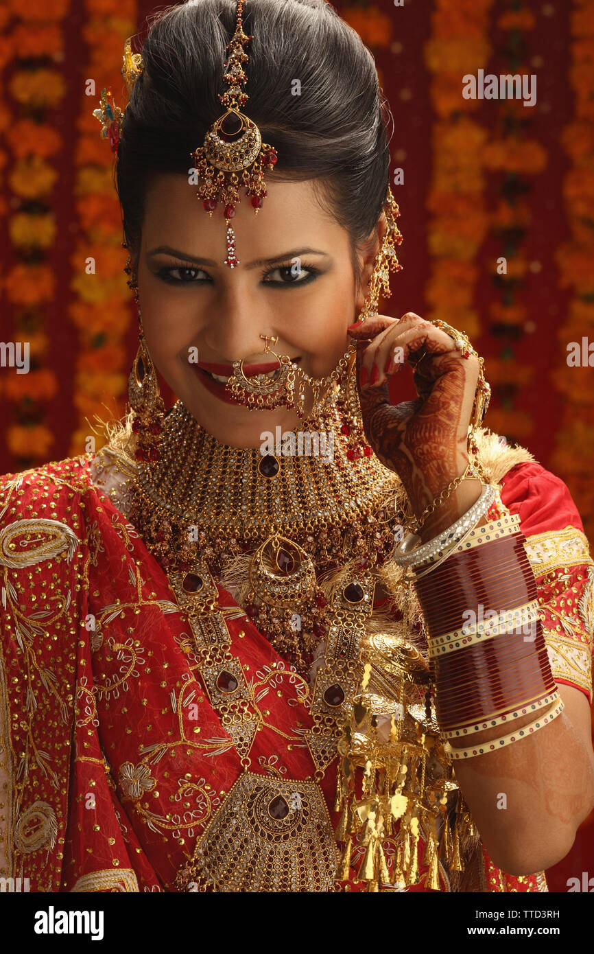 Portrait d'une Indienne mariée robe de mariage traditionnel en Photo Stock  - Alamy