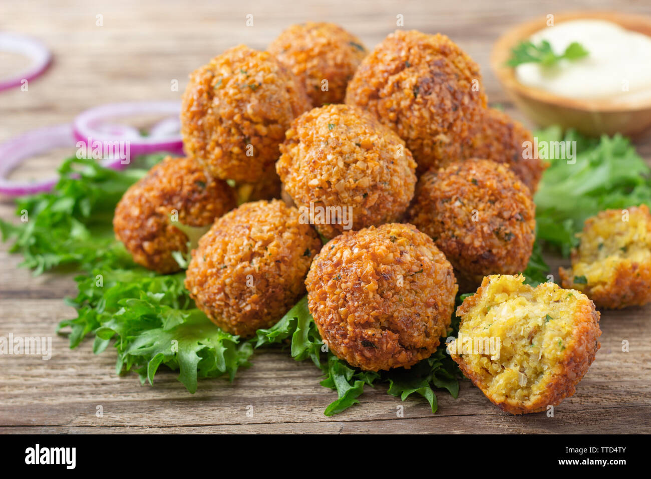 Plat végétarien - boules de falafel de pois chiches épicés sur table rustique en bois. Banque D'Images